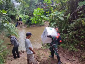 Personil Babinsa Kodim 1209-07/Jagoi Babang Kawal Kelengkapan Logistik Pilpres