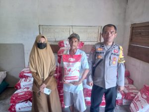 Bhabinkamtibmas Polsek Menyuke Dampingi Warga Dalam Penyaluran Bantuan Pemerintah Berupa Benih Jagung