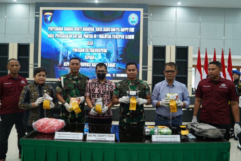 PANGDAM Xll/ TPR, MENYERAHAN BARANG BUKTI NARKOTIKA JENIS SABU SEBERAT – 6.206,4 KG DAN 70 STRIP PIL HAPPY FIVE, KE- BNN PROVINSI KALBAR