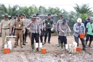 Sukseskan Program Ketahanan Pangan, Kapolres Ketapang Bersama Forkopimda Lakukan Penanaman Serentak Bibit Jagung Di Kecamatan Muara Pawan