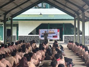 Kegembiraan Siswa – Siswi SMP N 1 Samalantan Kunjungi Kodim 1202/Singkawang Saat Study Tour