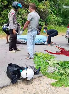 Polsek Sangau Ledo personil lantas Evakuasi korban lakalantas dan menghantarkan Korban di Rumah Duka, kec Pemangkat,Kab Sambas