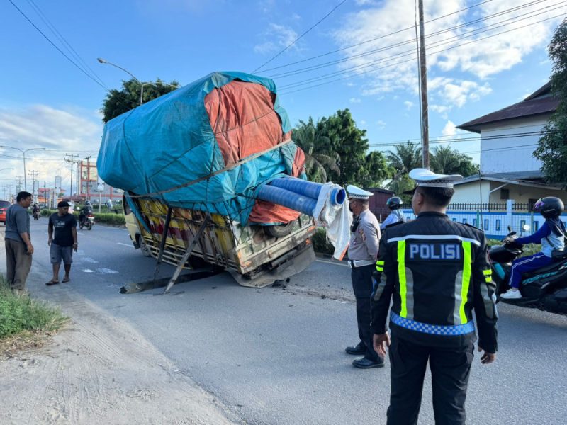 Respon Cepat Satlantas Polres Melawi Amankan Jalan Juang